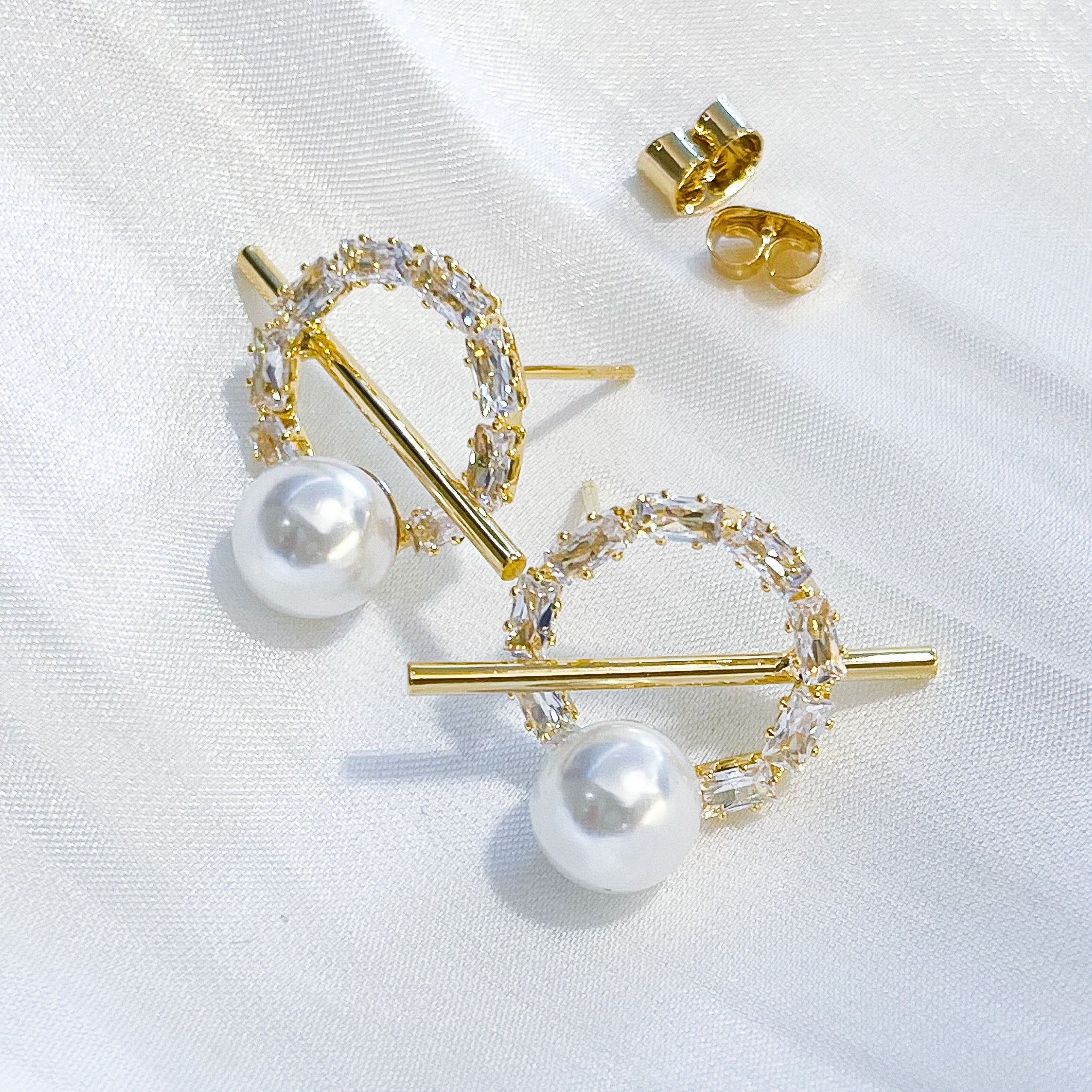 925 Silver Needle Earrings - Shiny Pearl Slashed Circle